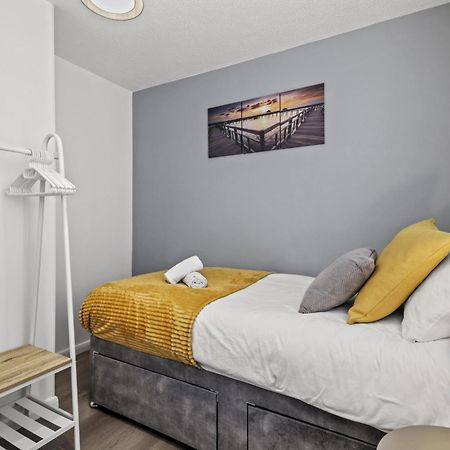 Serviced Apartment In Kettering Town Center - Stylish 2 Bedroom Apartment, Sleeps 4, Free Parking, Wifi, Sky, Netflix Northampton Exterior photo